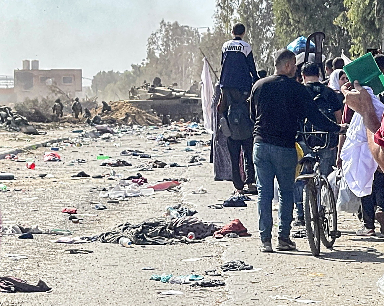 Palestinesi lasciano la zona sud della Strascia di Gaza.