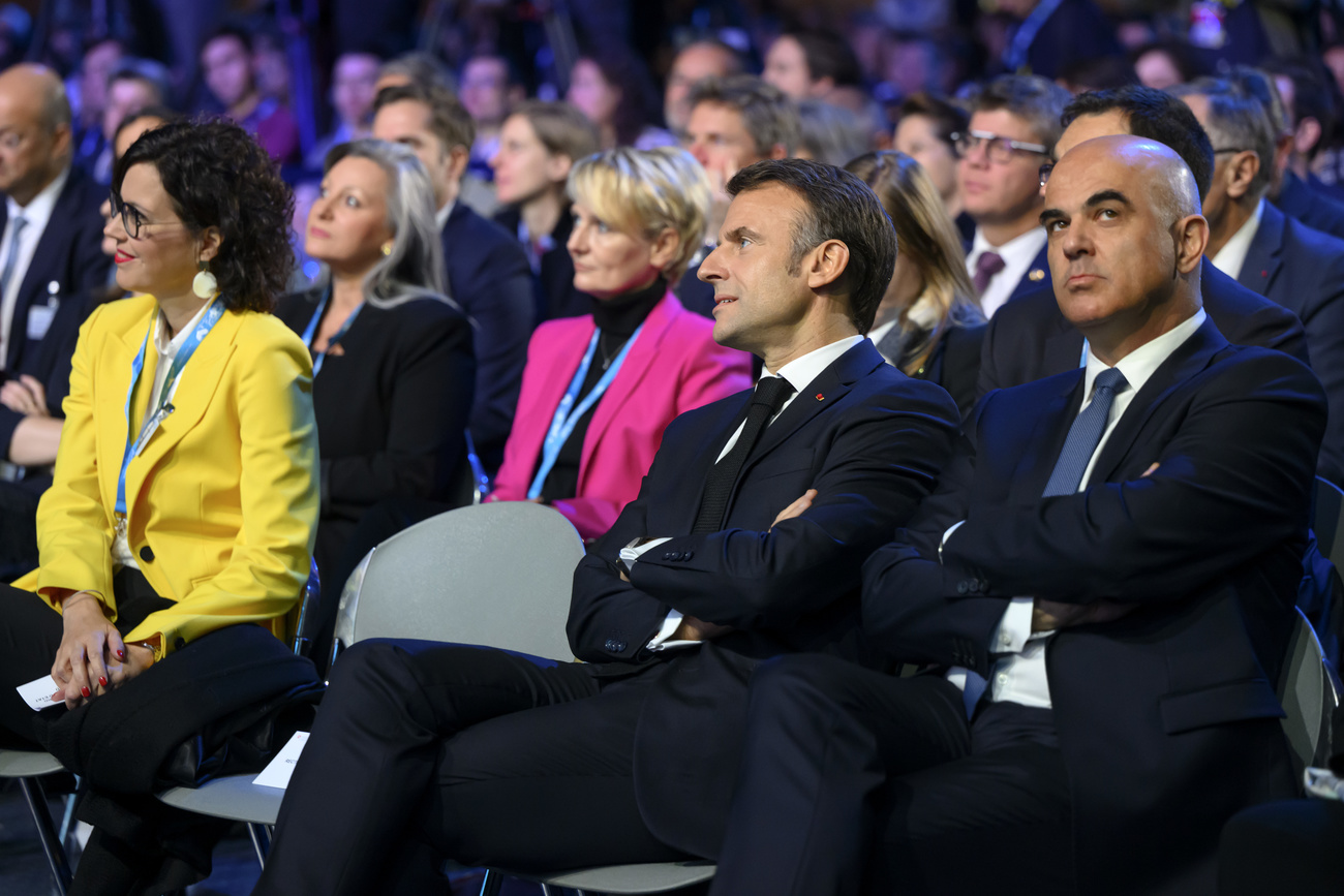 ローザンヌ大主催の会議に出席したエマニュエル・マクロン仏大統領とスイスのアラン・ベルセ大統領