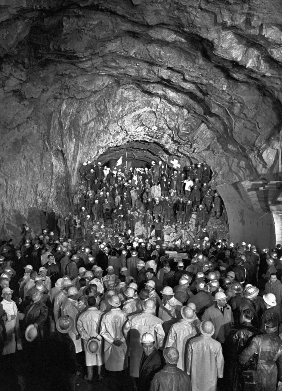 5 aprile 1962, le maestranze dei due Paesi si incontrano a metà galleria.