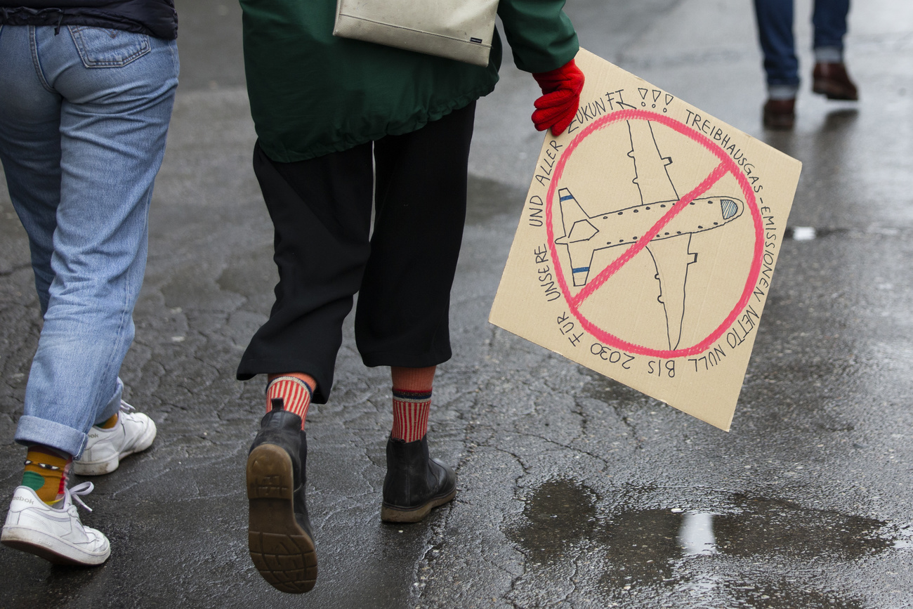 gente che manifesta a favore del clima