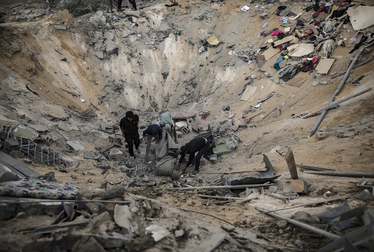 Cratere causato da una bomba nel sud della Striscia di Gaza.