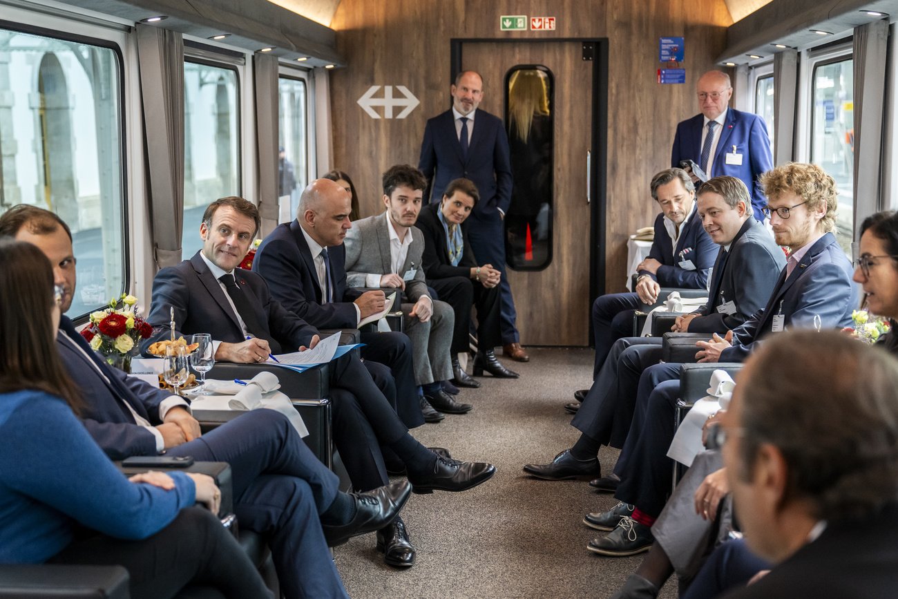 Emmanuel Macron à bord du train spécial avec les représentants de start-ups