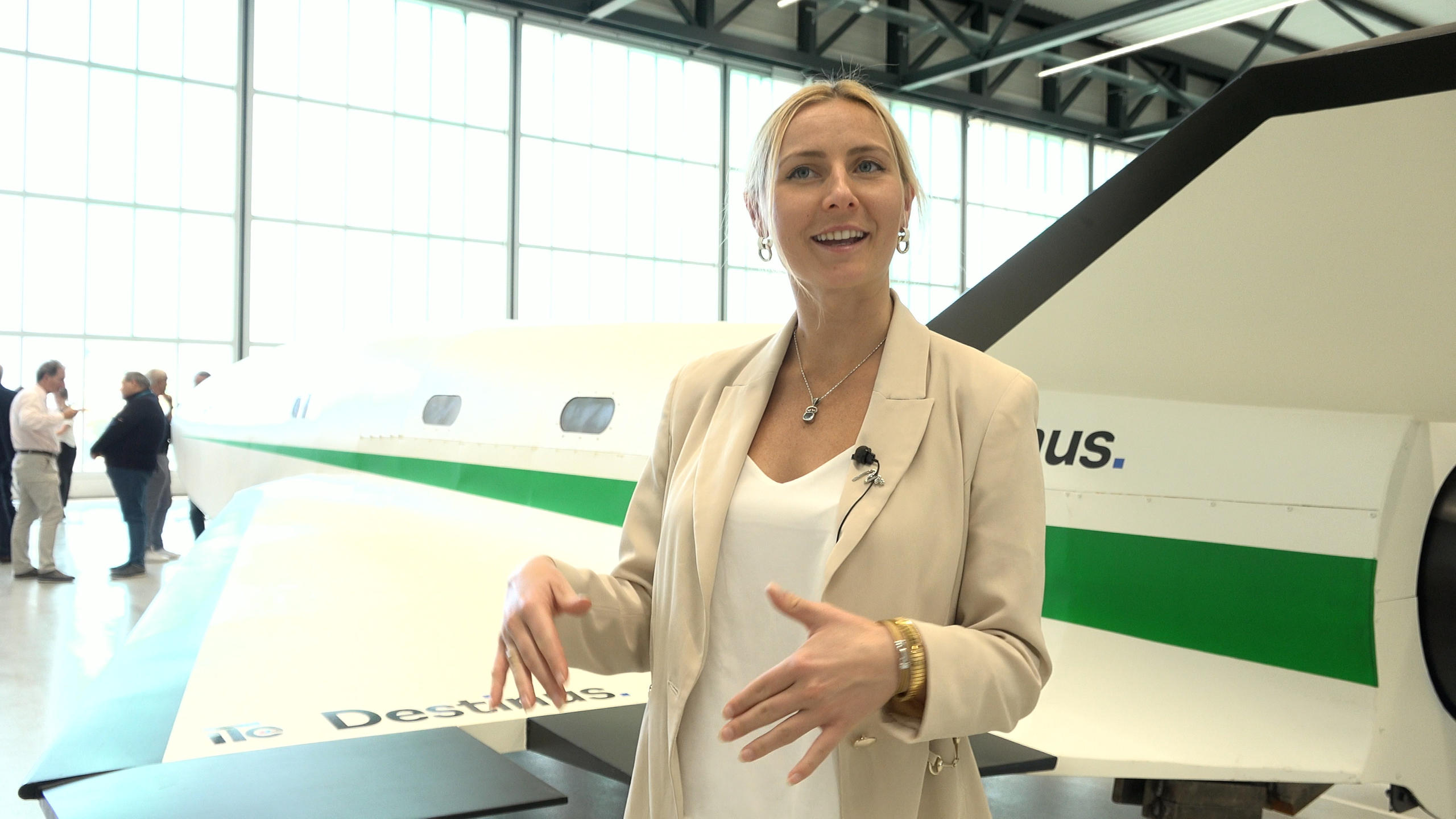 Martina Löfqvist di Destinus davanti al prototipo di aereo supersonico