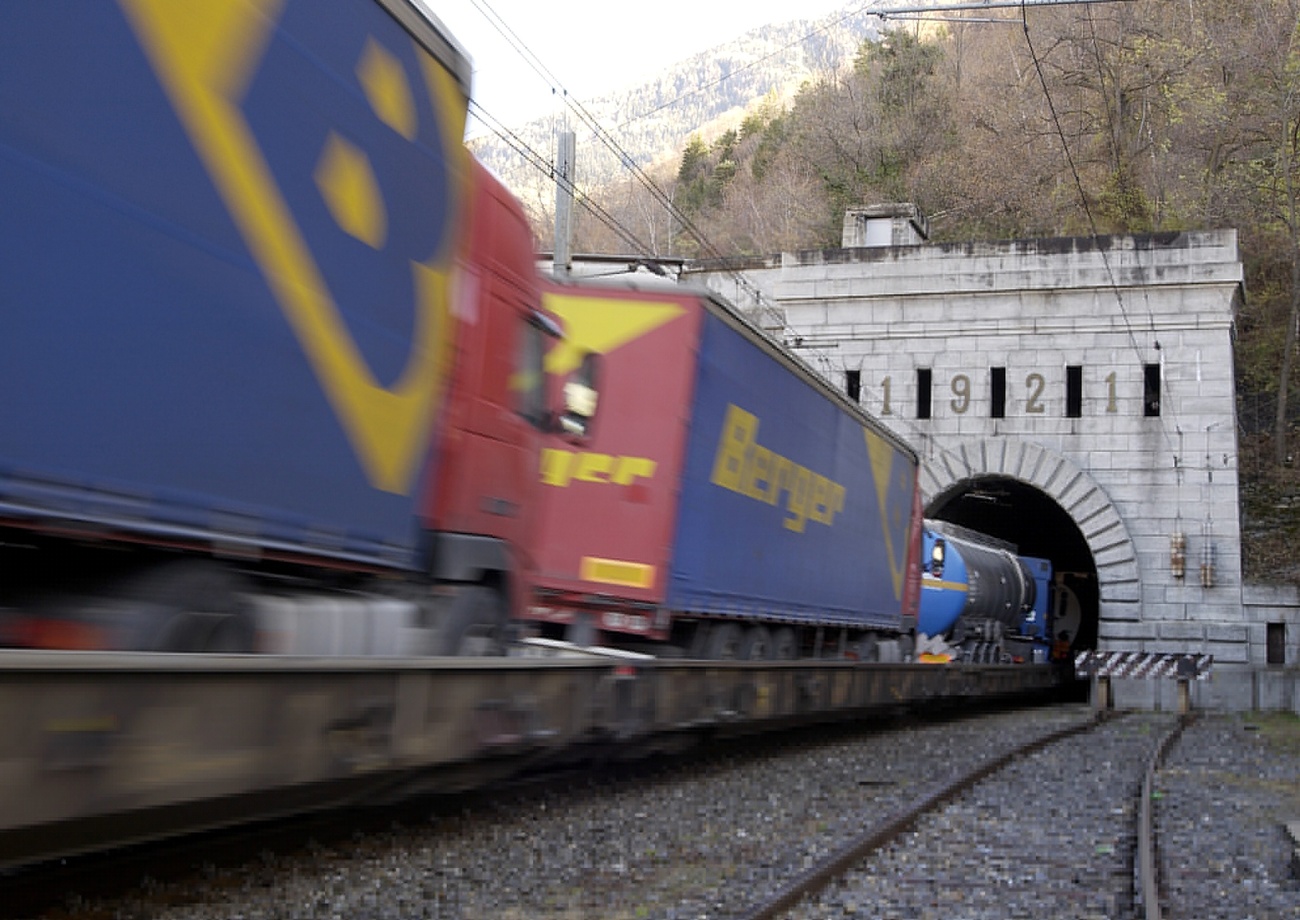 Convoglio merci sulla linea del Sempione.
