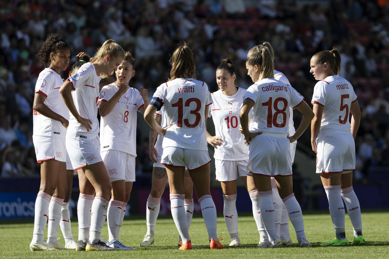Die Spielerinnen der Schweizer Frauen Nationalmannschaft stehen zusammen.