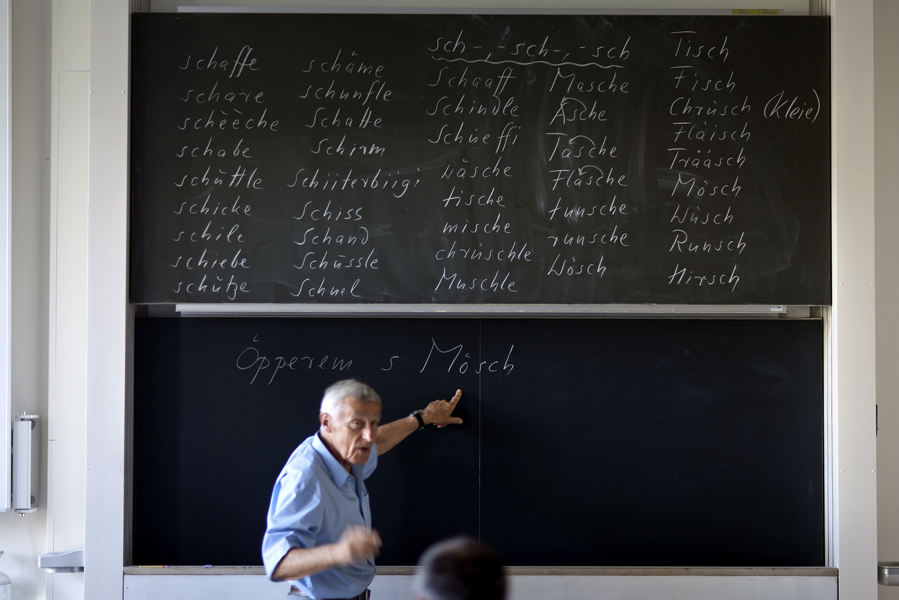 Ein Lehrer unterrichtet Schweizerdeutsch