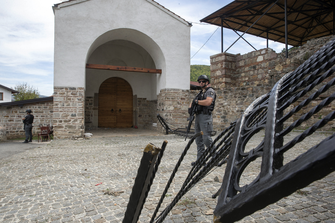 Kosovarische Polizisten stehen vor dem Kloster Banjska