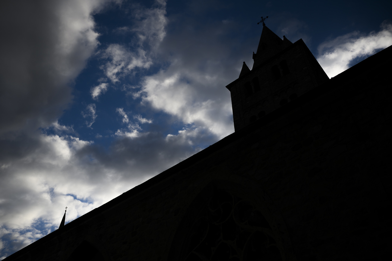 Fosche nubi sull abbazia vallesana di Saint-Maurice.