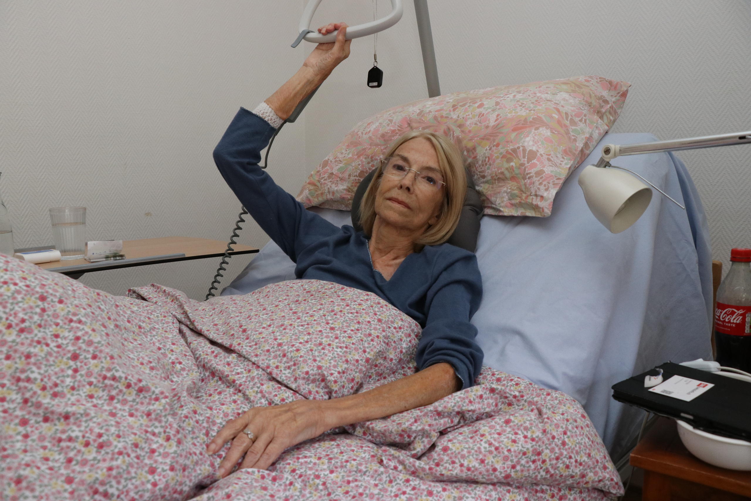 克里斯蒂安娜在床上休息，每週醫護人員來拜訪她三次，目前她日常服用止疼和止吐的藥物。