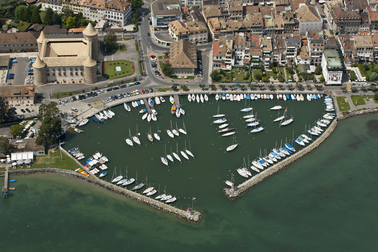 Luftaufnahme von einem Yacht-Hafen