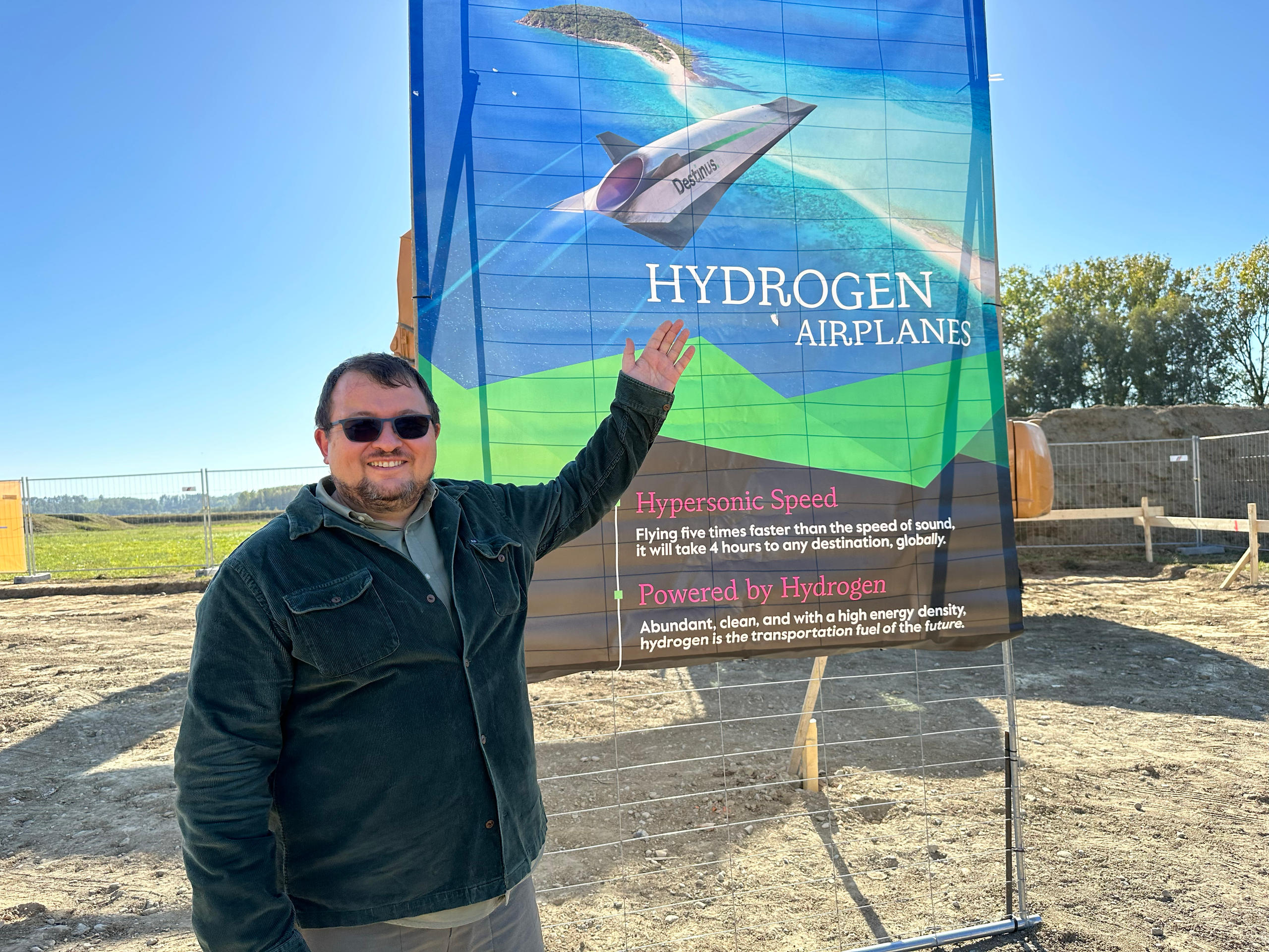 Mikhail Kokorich señalando un cartel de publicidad de hidrógeno