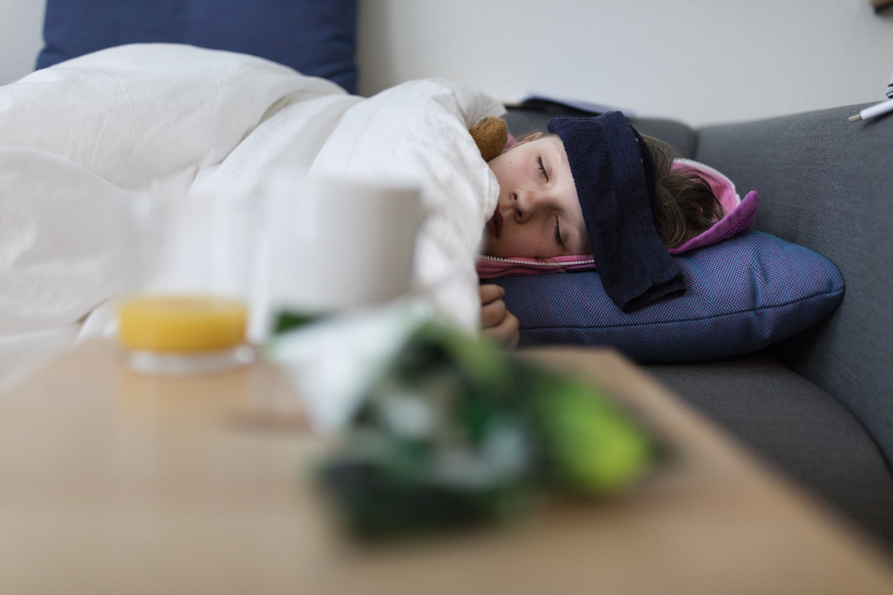 Una niña con infección respiratoria descansa en la cama