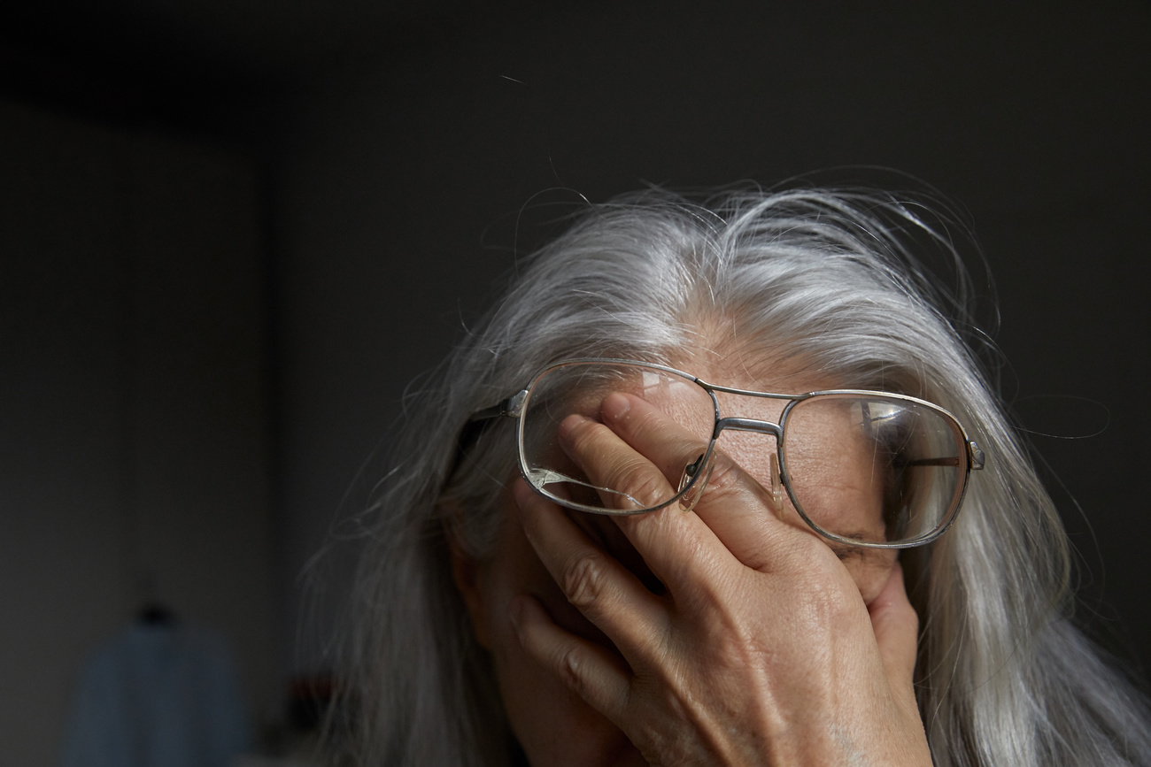 Vieille femme se tenant la tête