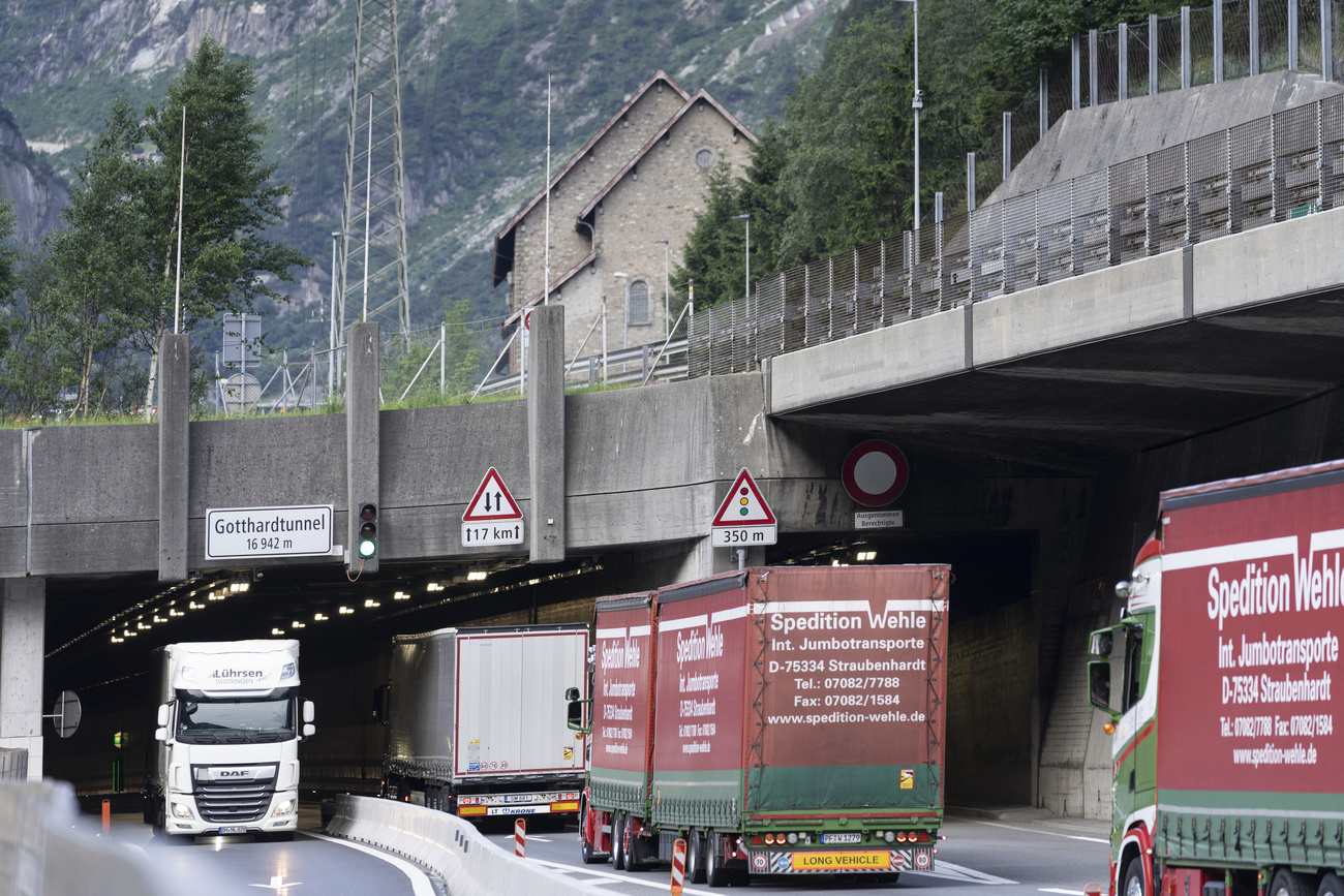 camion all entrata di una galleria