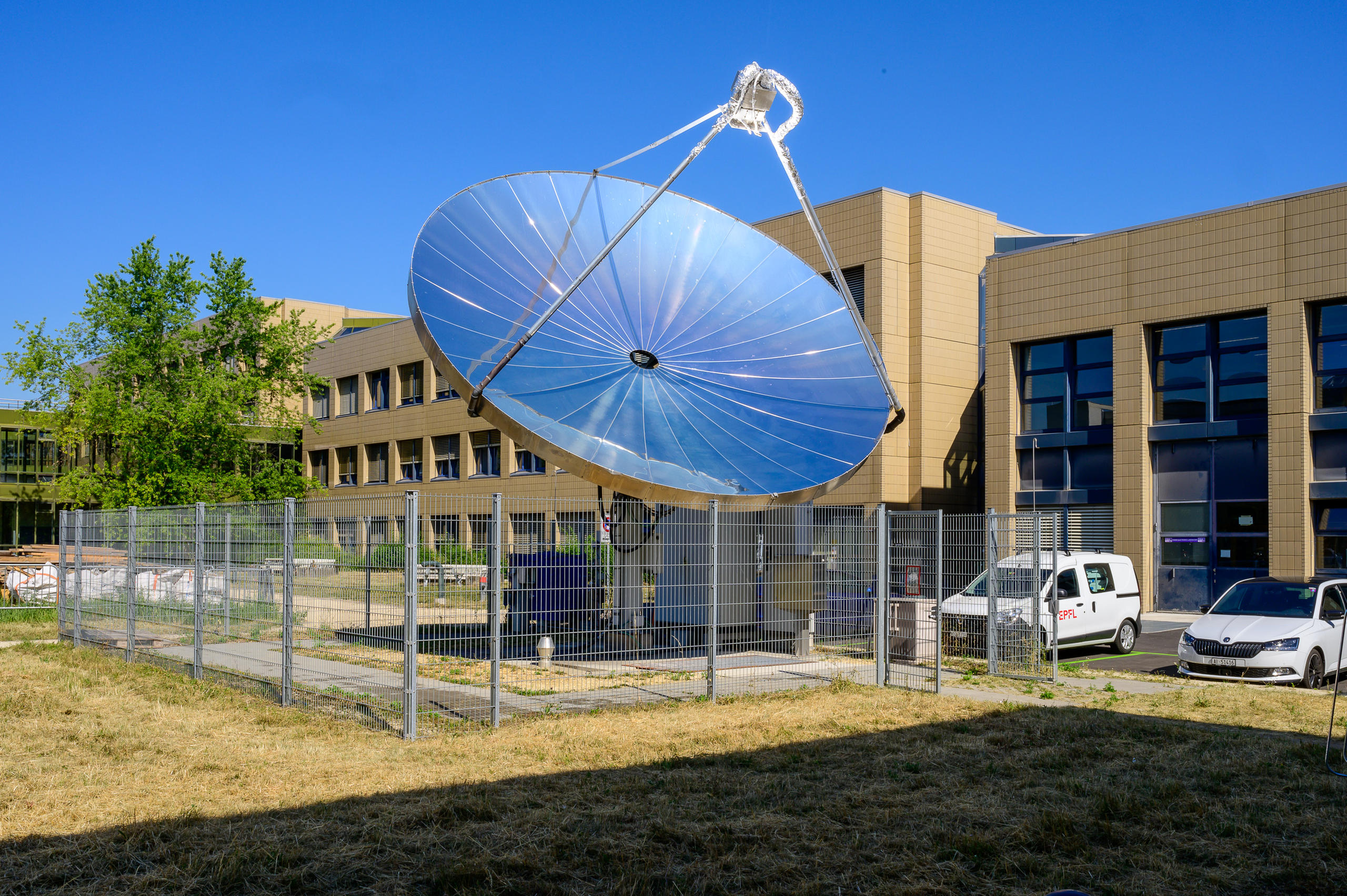 un disco parabolico installato davanti a degli edifici