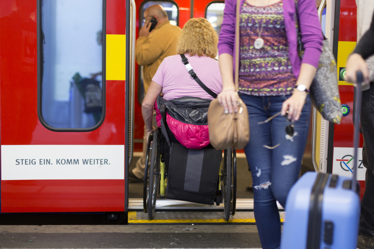persona in sedie a rotelle sale su un tram