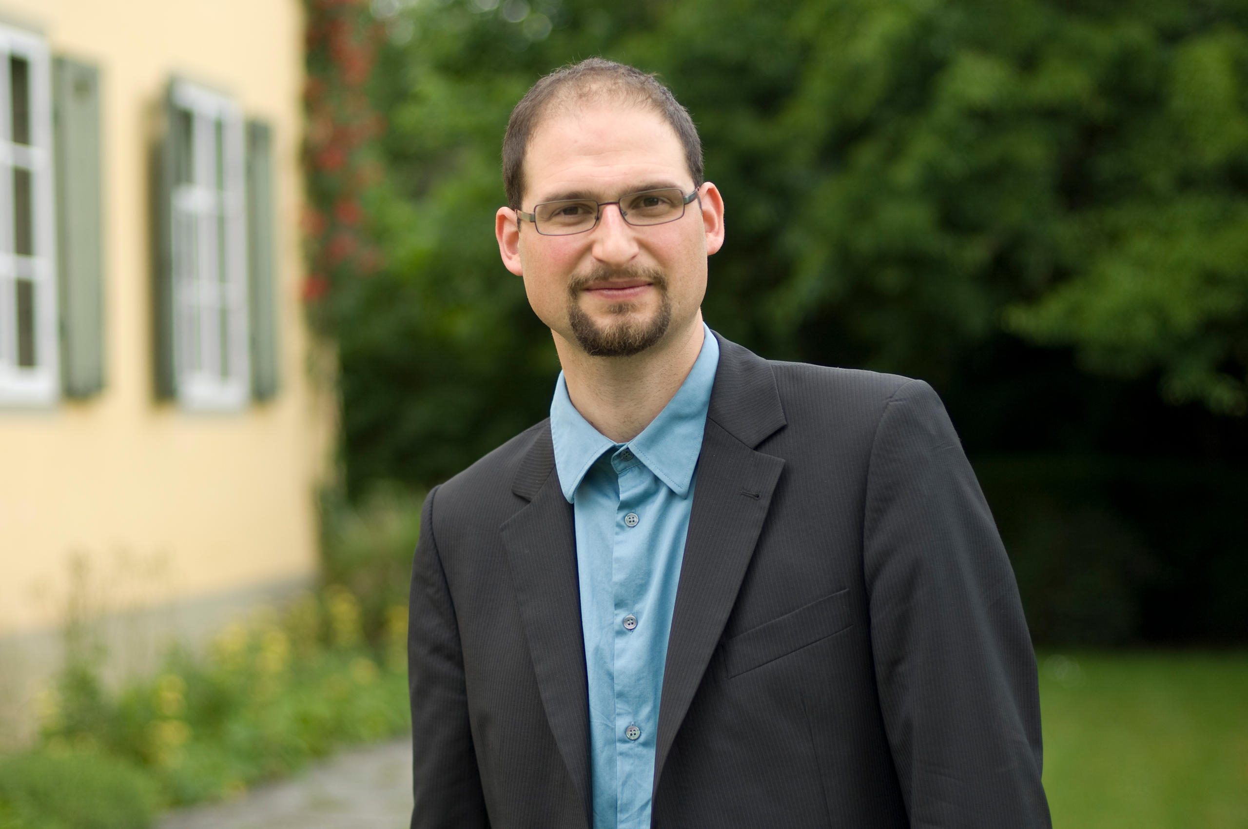 Daniel Bochsler blickt in die Kamera.