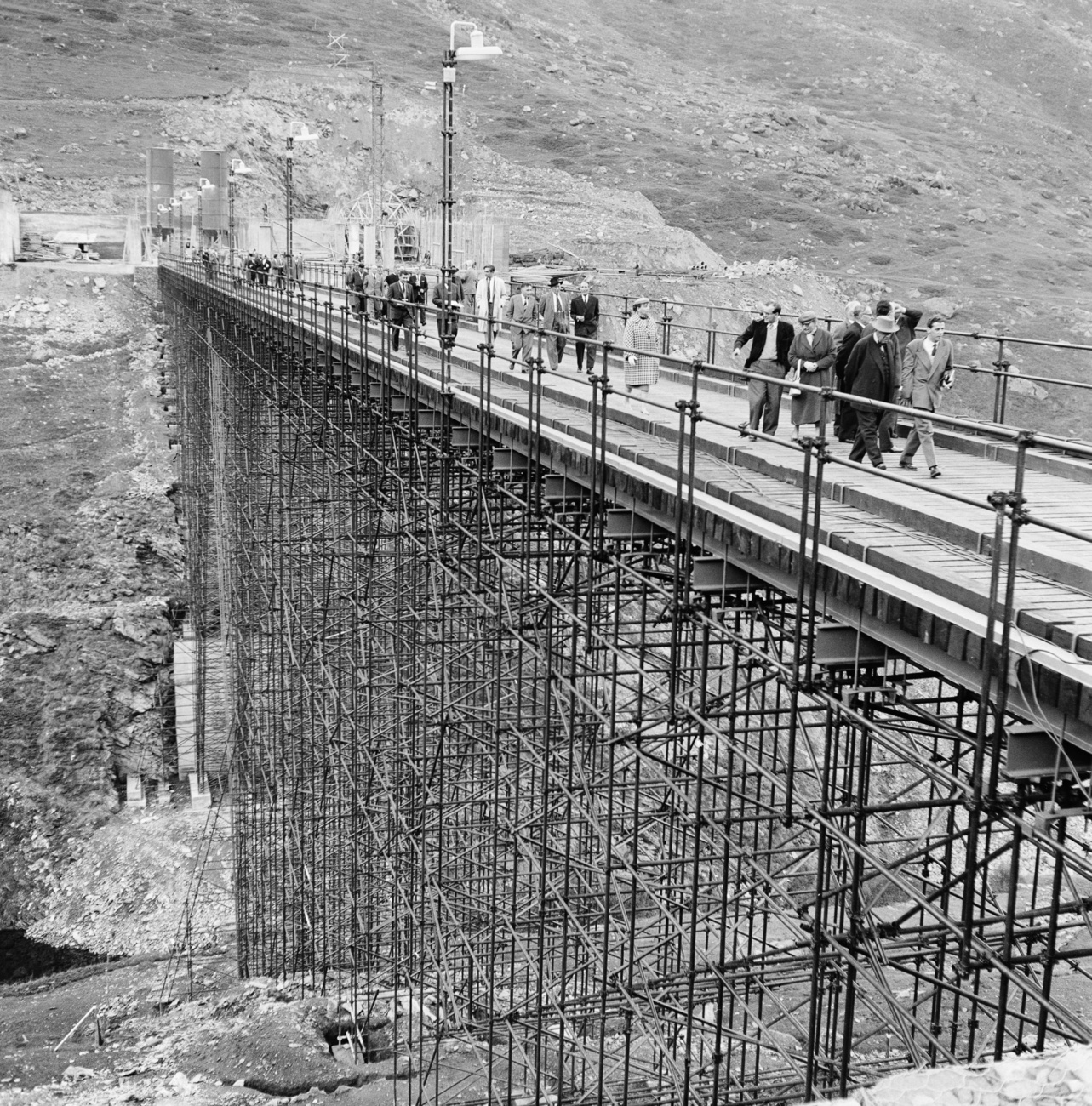 9 ottobre 1959, autorità svizzere camminano da Martigny al versante italiano del tunnel in costruzione. 