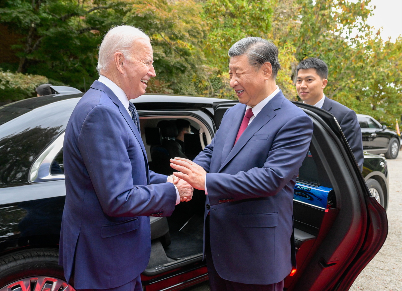 stretta di mano tra Joe Biden e Xi Jinping.
