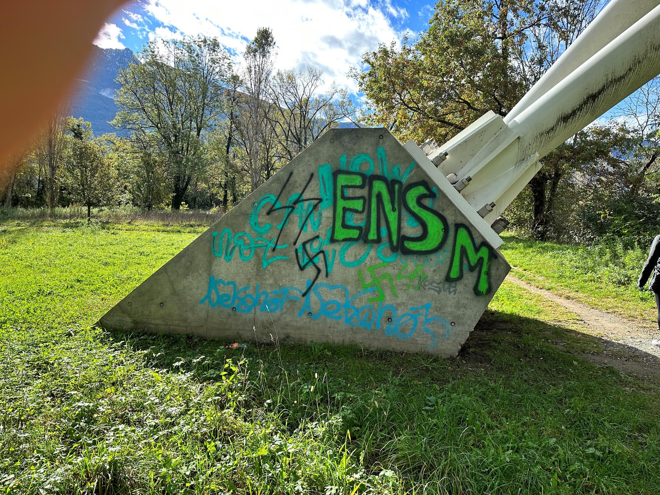 svastica e simbolo delle SS sul pilone di un ponte