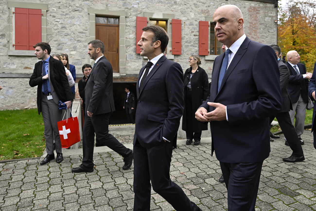 ヴォー州ローザンヌの欧州ジャン・モネ財団前を歩くエマニュエル・マクロン仏大統領（中央）とスイスのアラン・ベルセ大統領（同右）