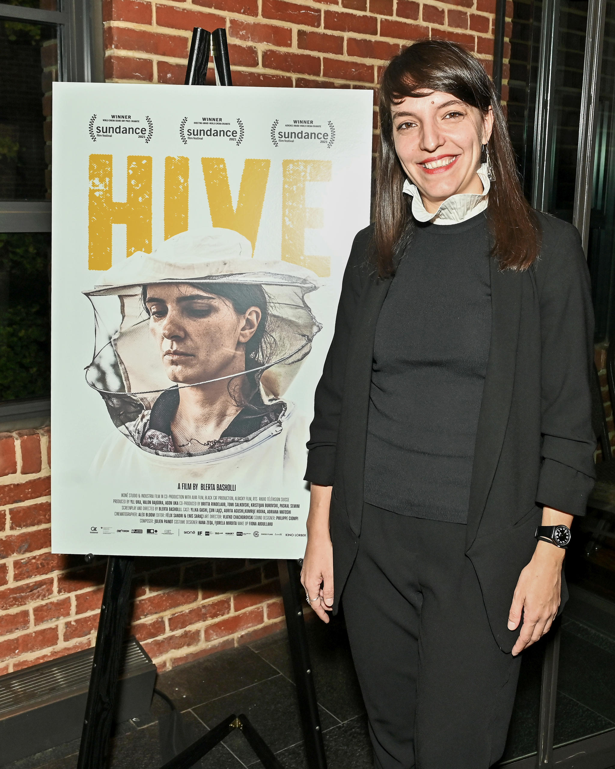 Blerta Basholli vor Filmplakat Hive
