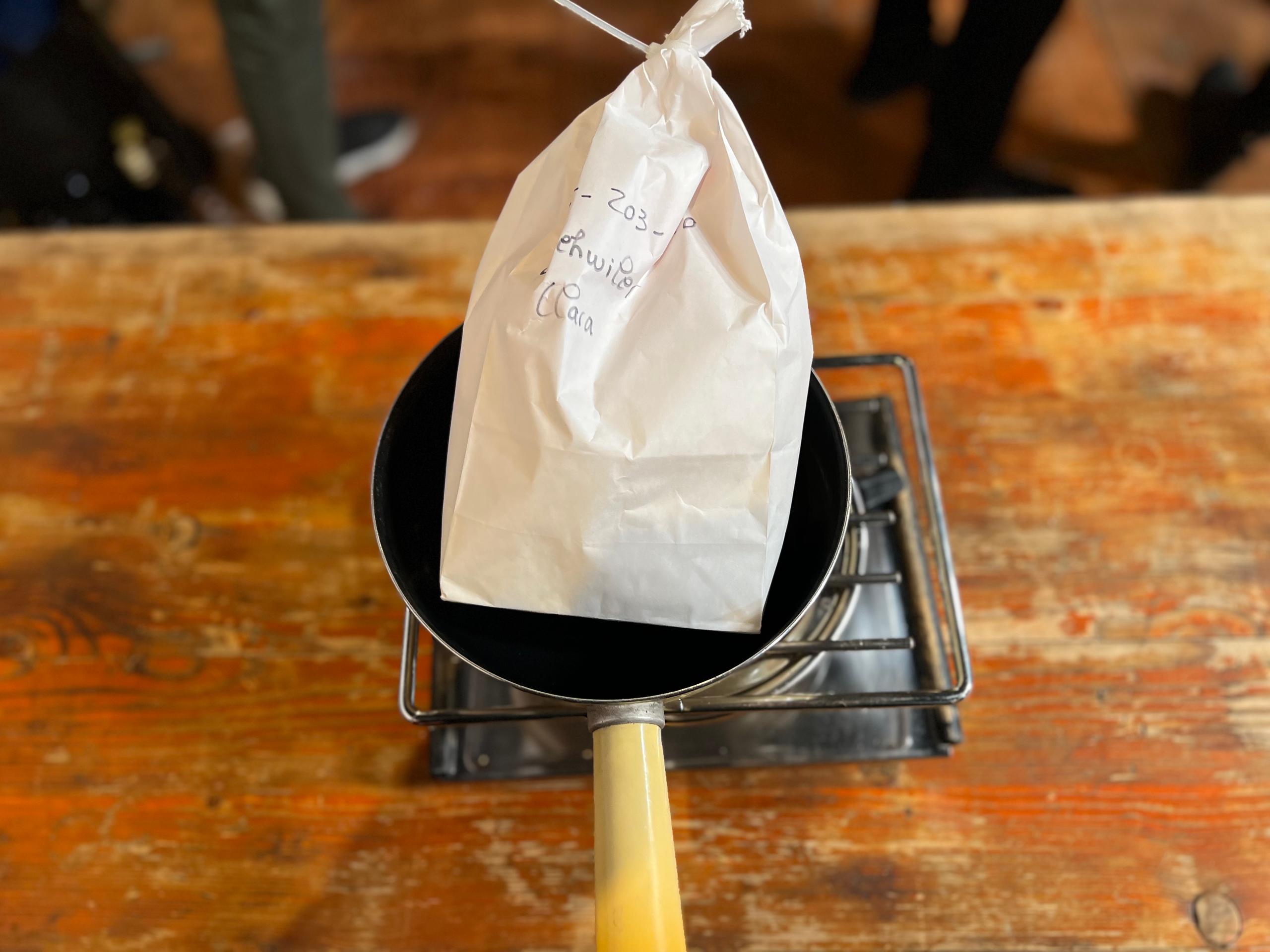 Pacote de fondue fechado dentro do caquelon