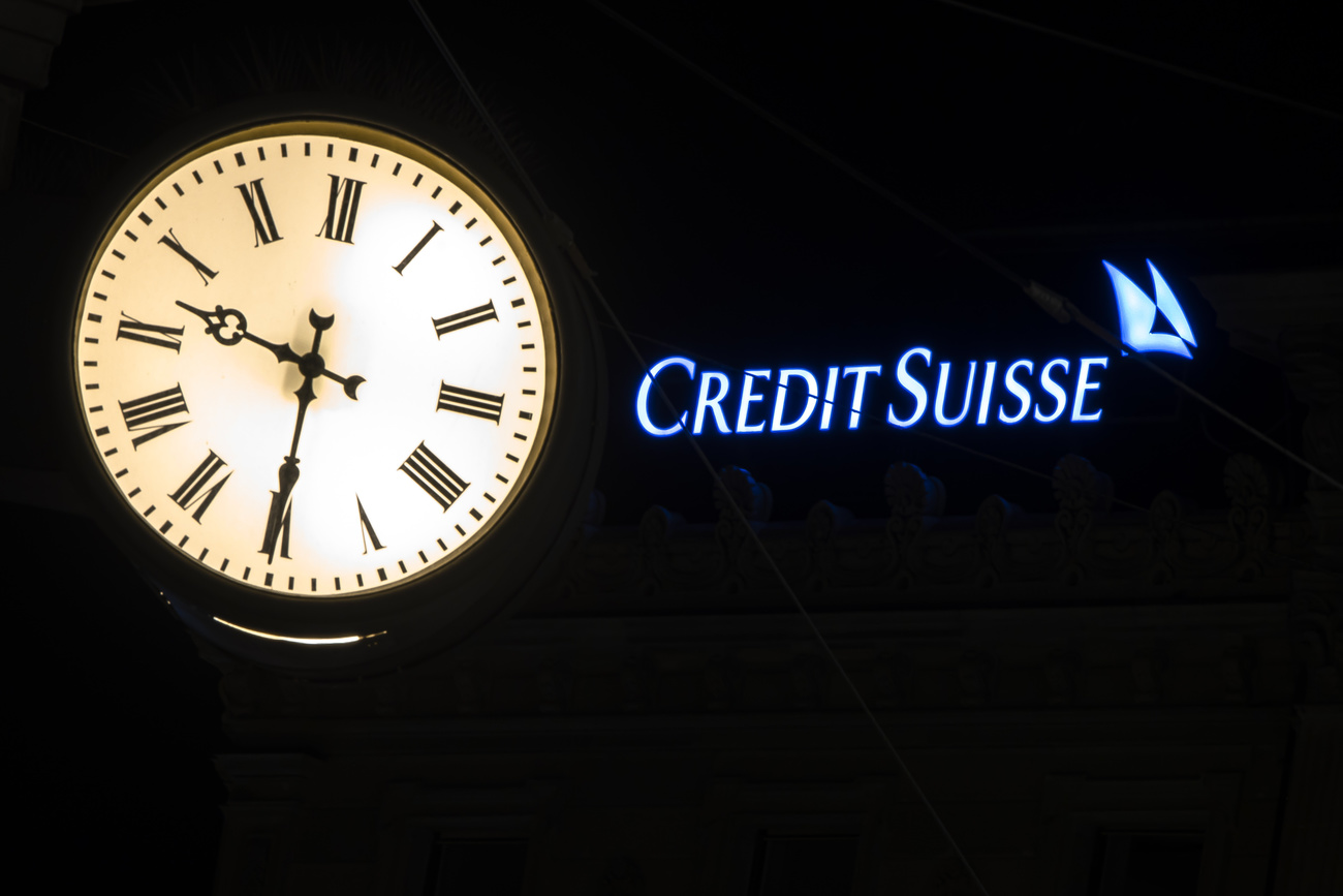 Un orologio gigante e il logo di Credit Suisse.