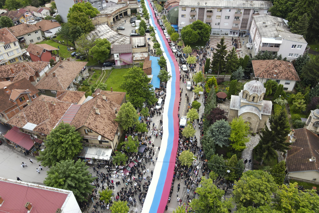 Gigantische Serbien-Flagge begleitet einen Protest in Zvecan