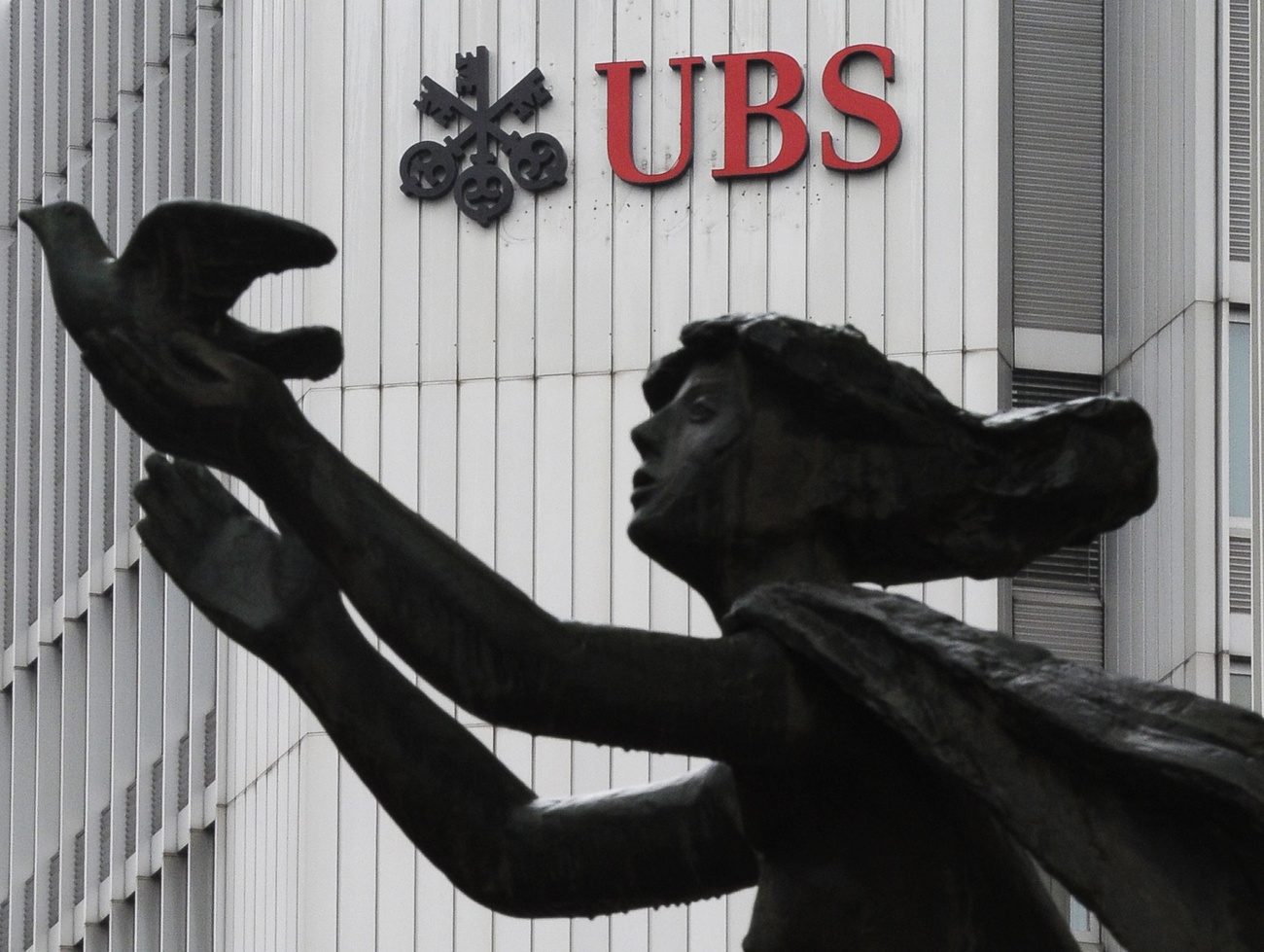 UBS店舗前の銅像