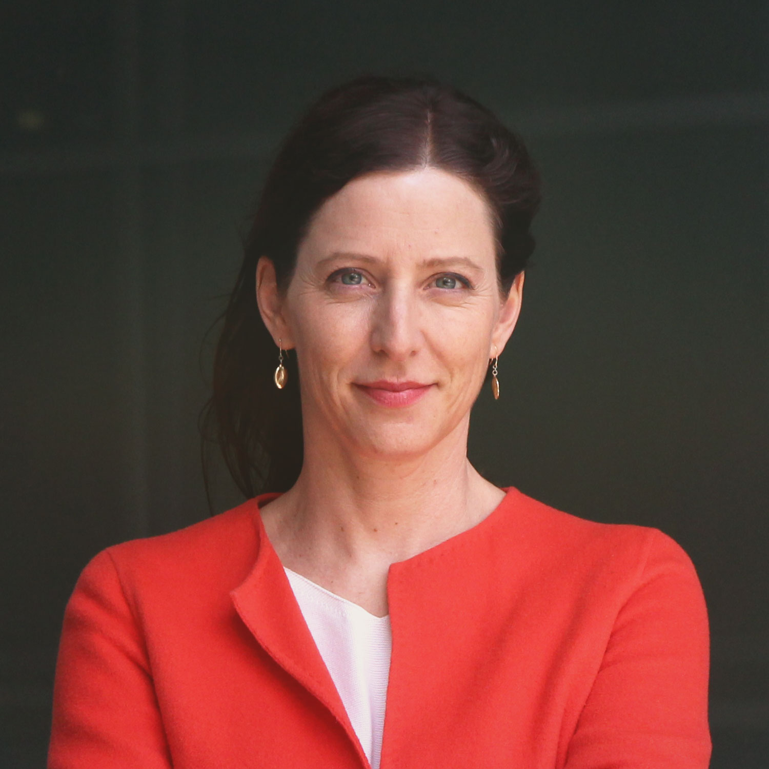 Silja Häusermann blickt in die Kamera.