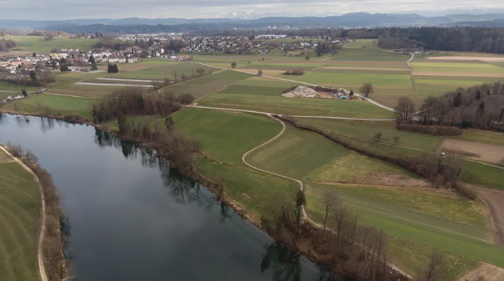 Vue aérienne d un village près d une rivière