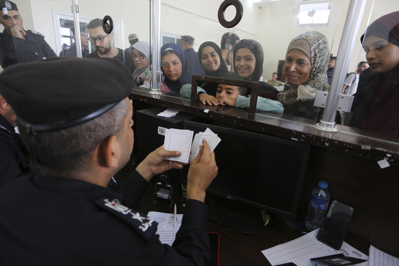 Palestinians with dual nationality at the border between Egypt and Gaza