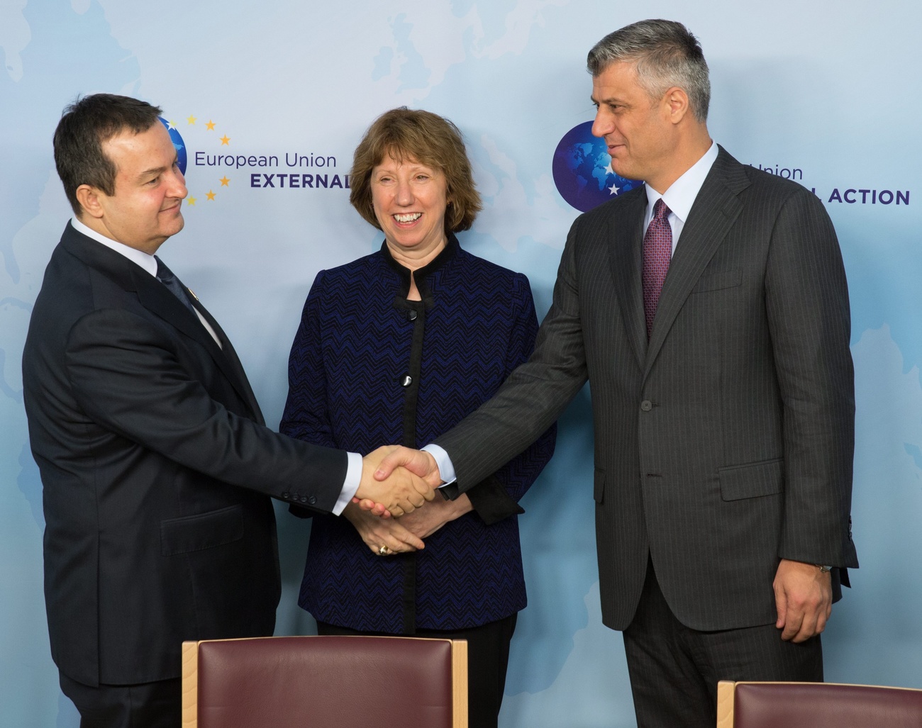 Ivica Dacic und Hashim Thaci geben sich die Hand vor Catherin Ashton.