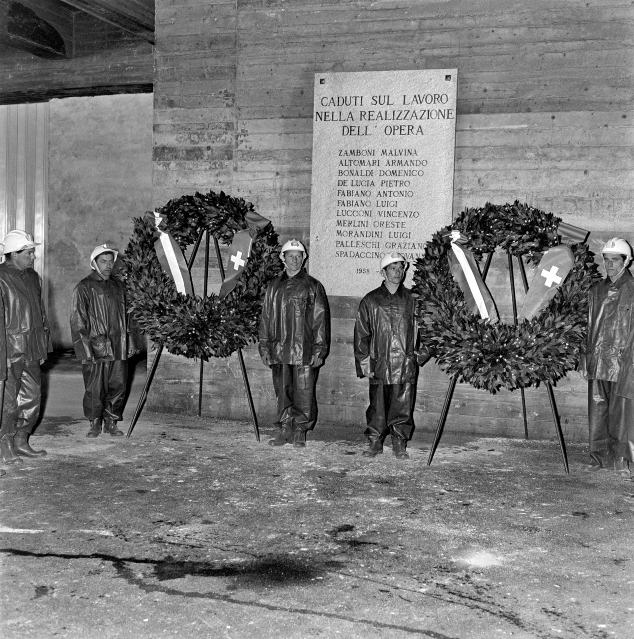 Inaugurazione del Tunnel, si commemorano 11 operai italiani morti durante i lavori di costruzione.