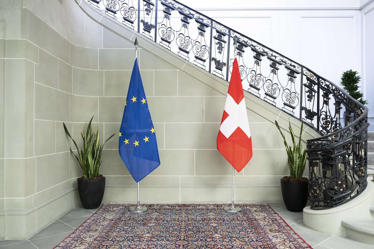 eine komplizierte Beziehung: EU und Schweizer Flagge