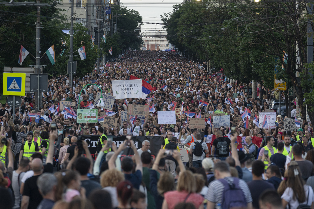 2023年6月9日，成千上万的人在塞尔维亚首都贝尔格莱德举行示威，反对政府对两起暴力袭击的处理方式。