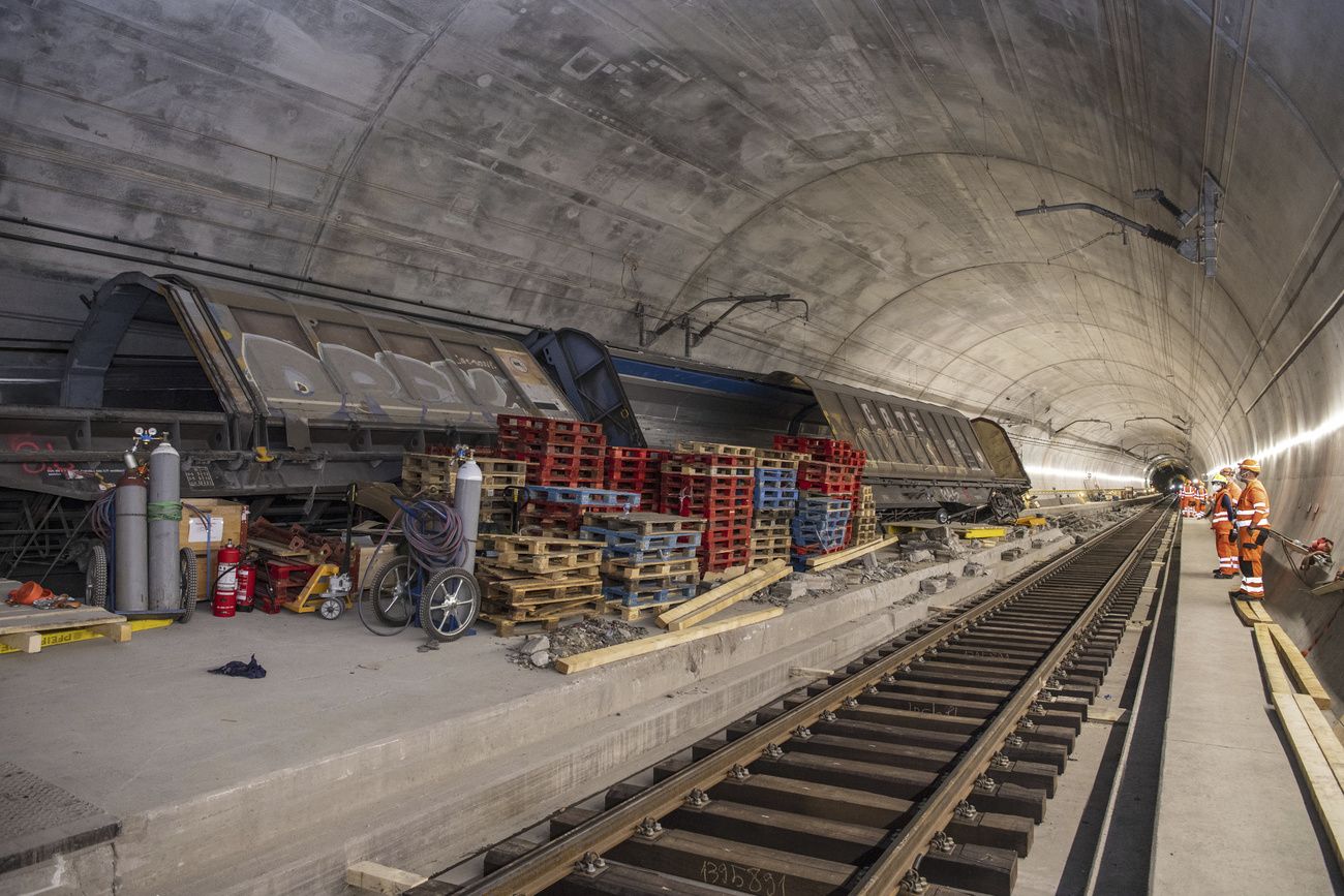 Quello che rimane dei vagoni deragliati lo scorso 10 agosto nella galleria ferroviaria di base del San Gottardo.