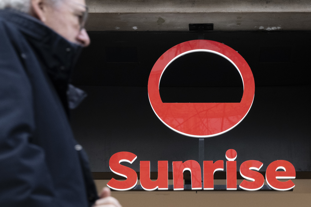 persona passa davanti a un negozio sunrise