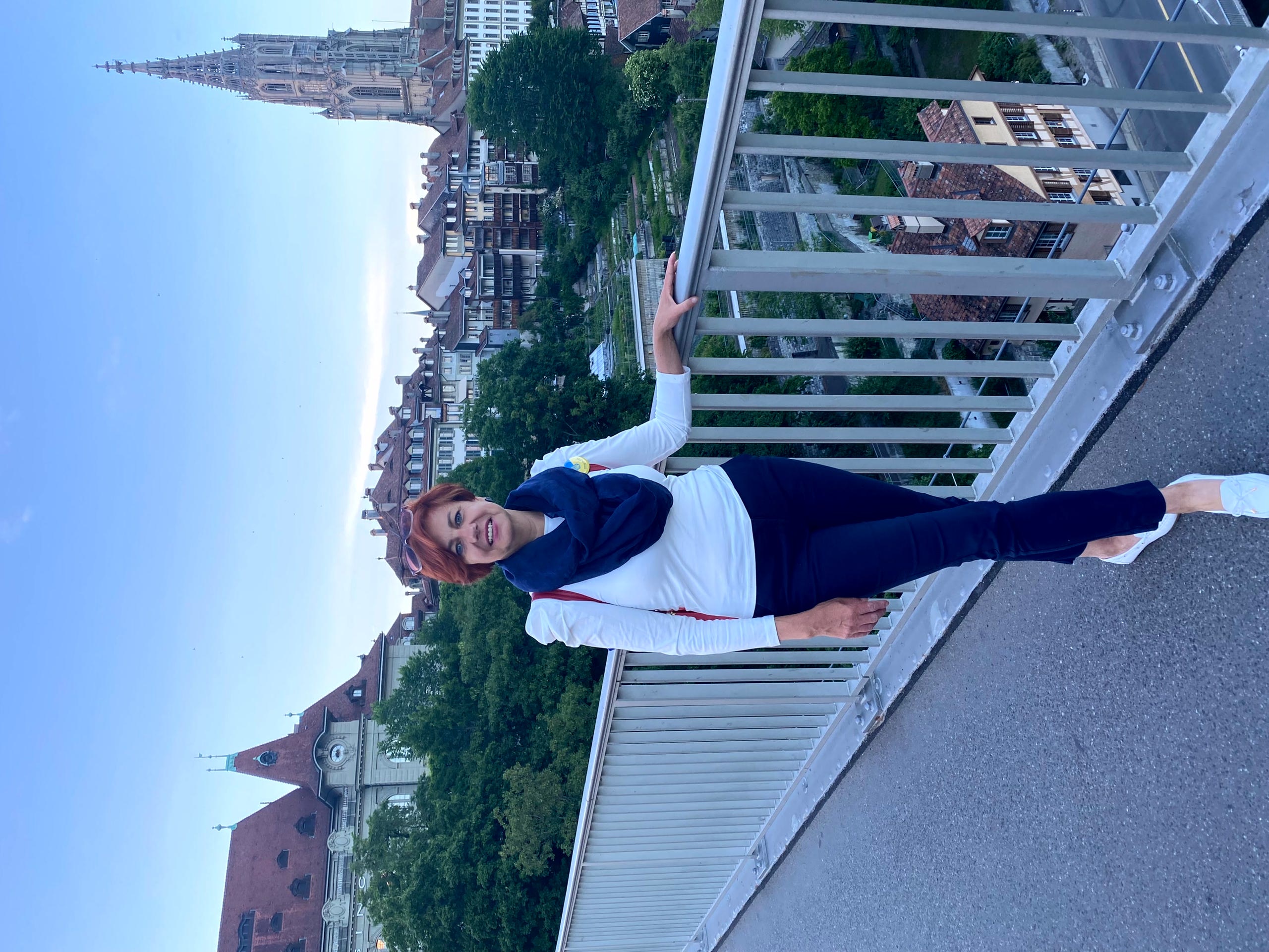 Larisa Verbitskaya pose sur un pont