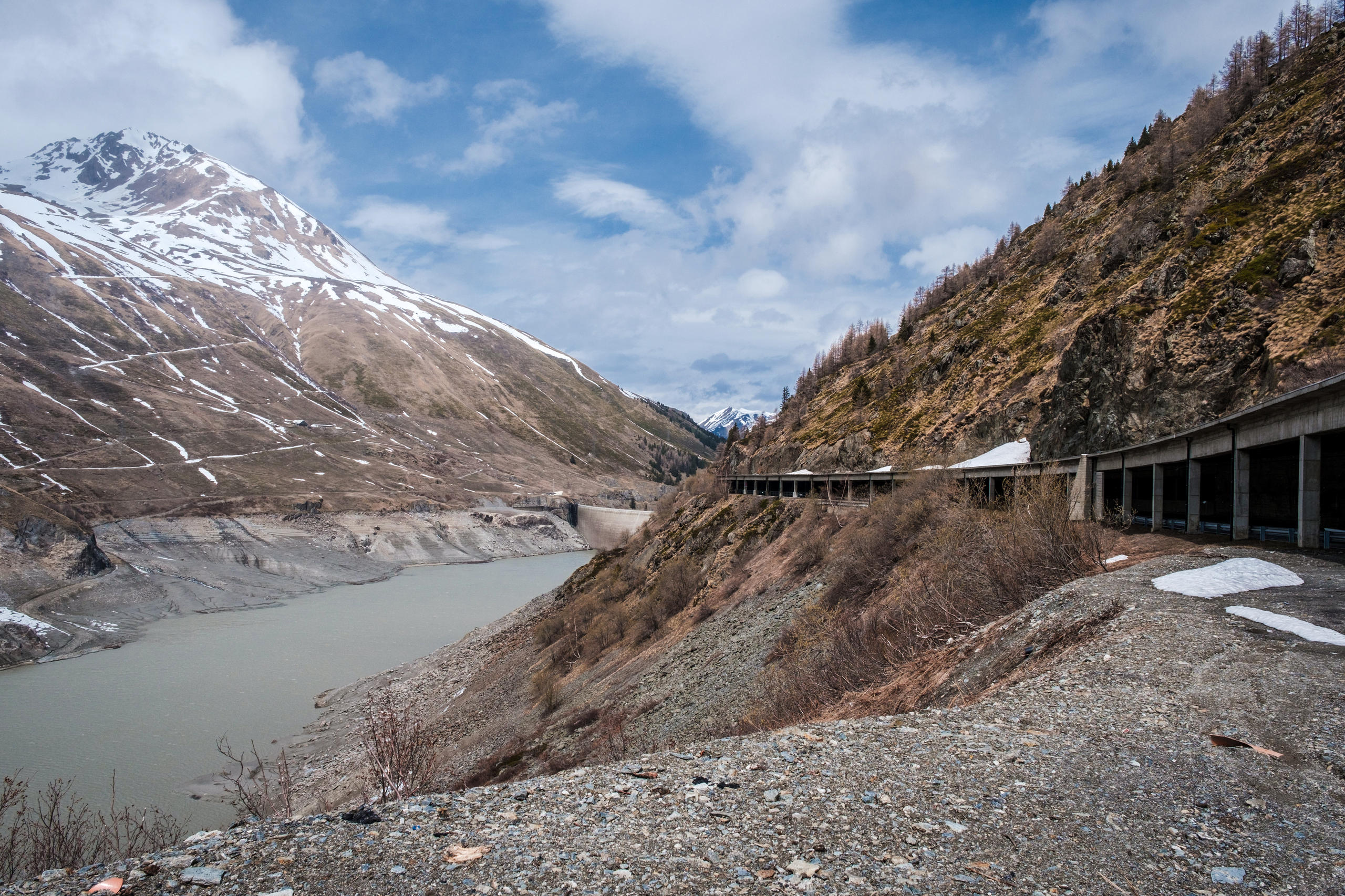 La strada coperta che conduce al tunnel, versante svizzero.