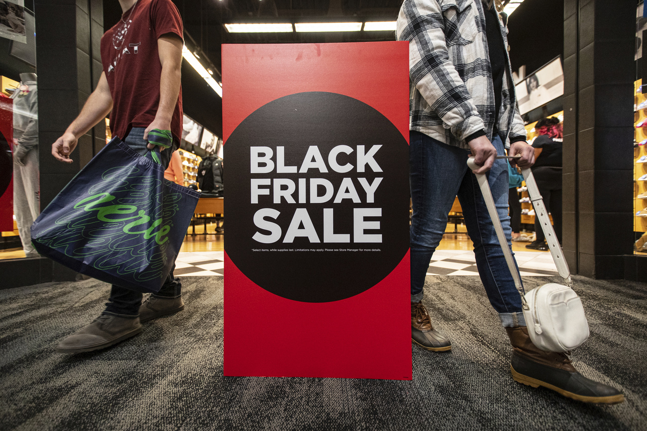 Un cartello con la scritta Black friday sale.