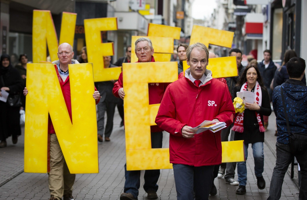 Nein-Demonstrierende beim EU-Ukraine-Referendum