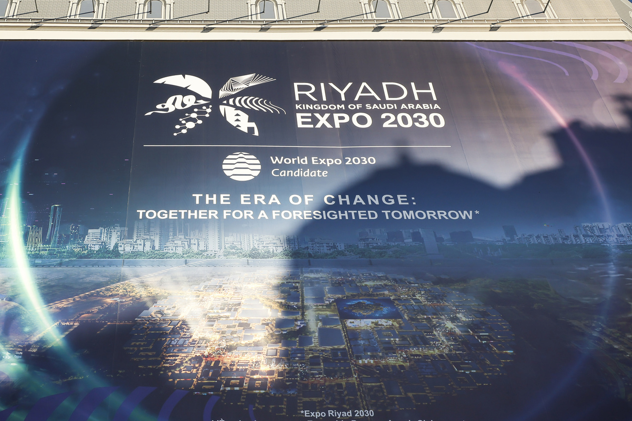 Un gigantesco manifesto che pubblicizzza Expo 2030 a Riyadh.