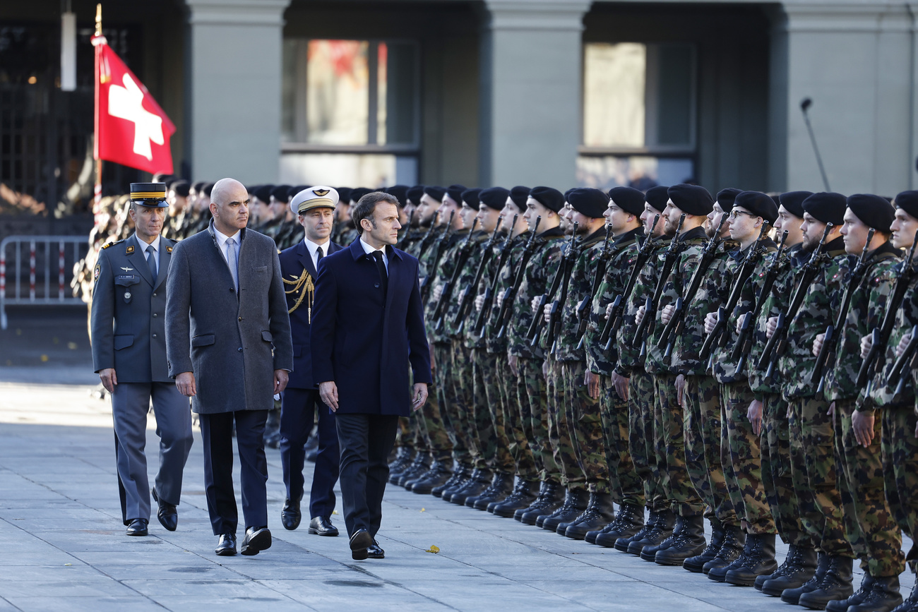 Alain Berset und Emmanuel Macron vor Soldaten