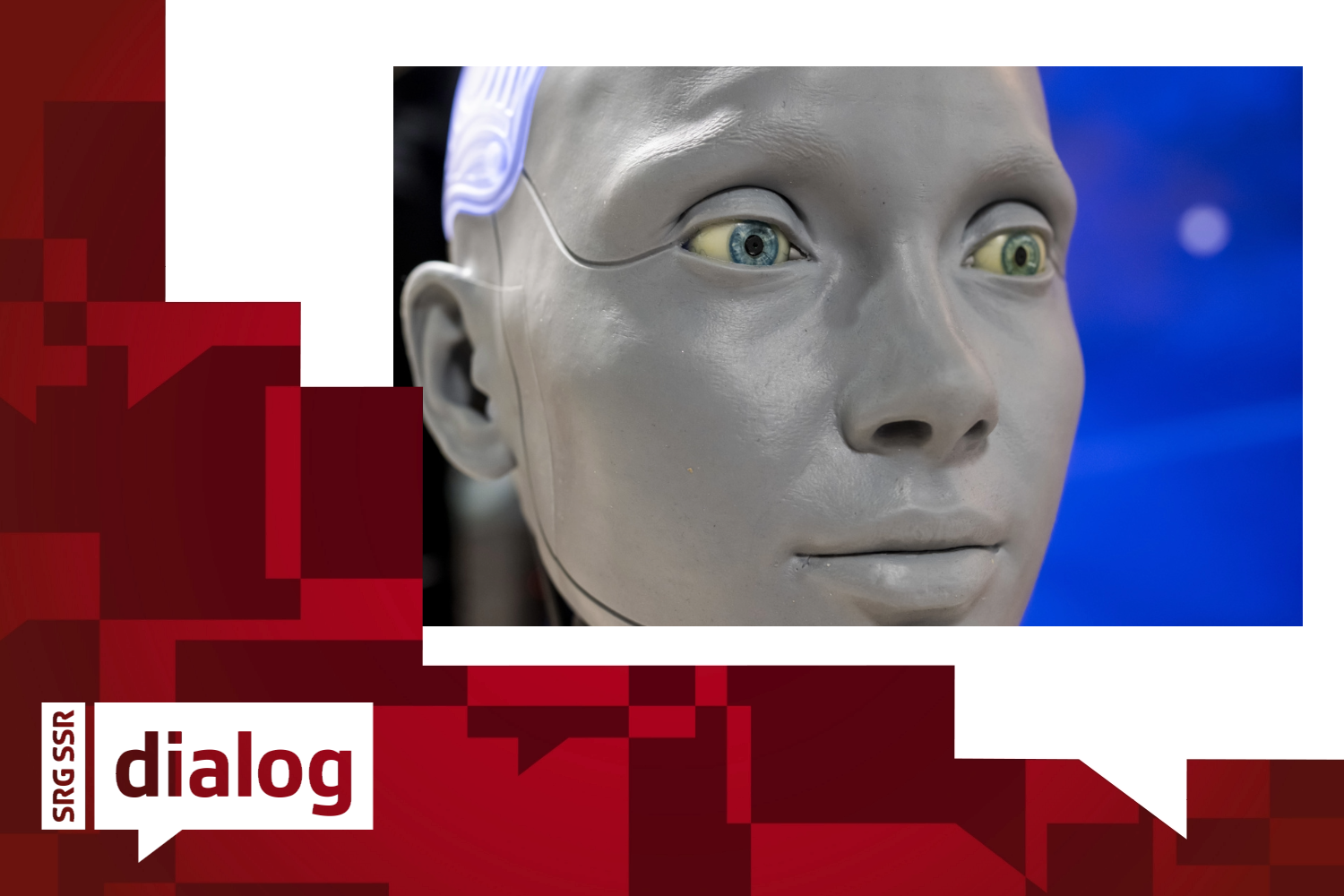 Das menschliche Gesicht eines Roboters, der mit KI funktioniert, vor blauem Hintergrund.