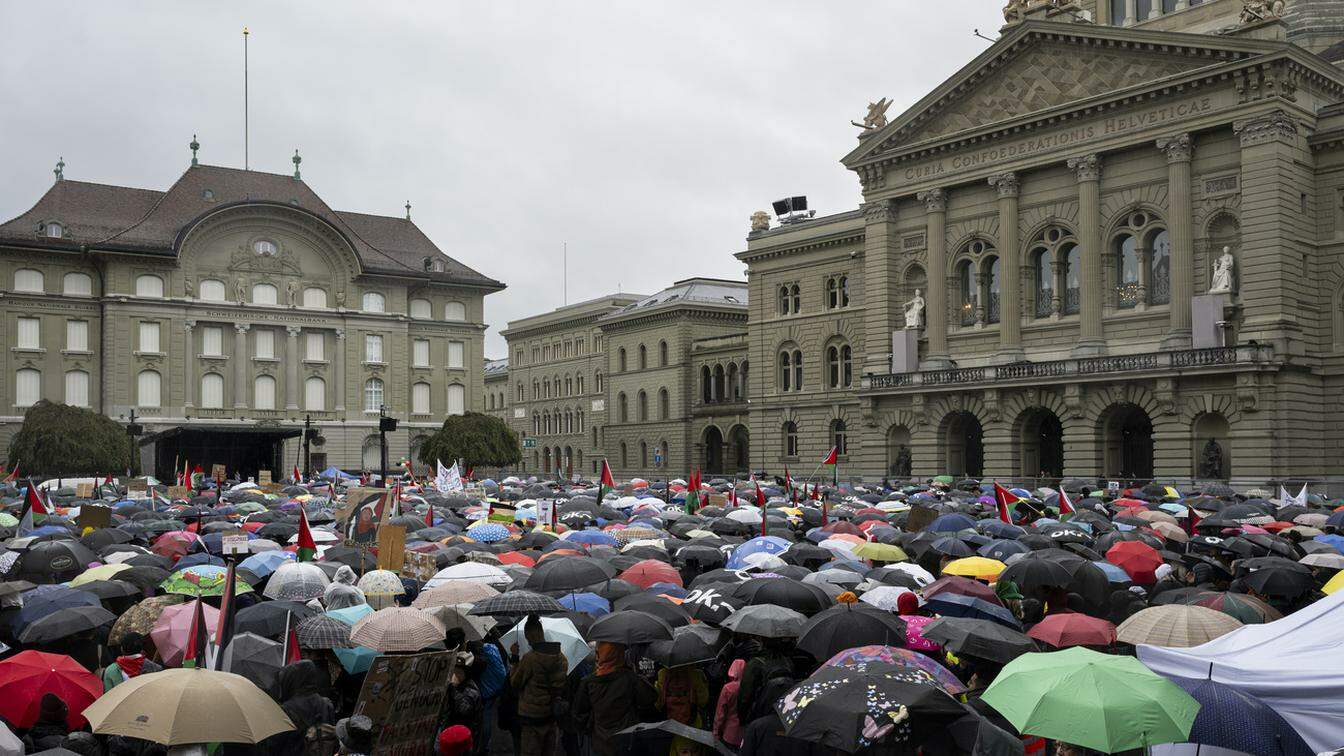 Manifestazione sotto la pioggia a Berna il 4 novembre 2023. 