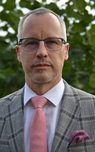 Ein Mann im Anzug