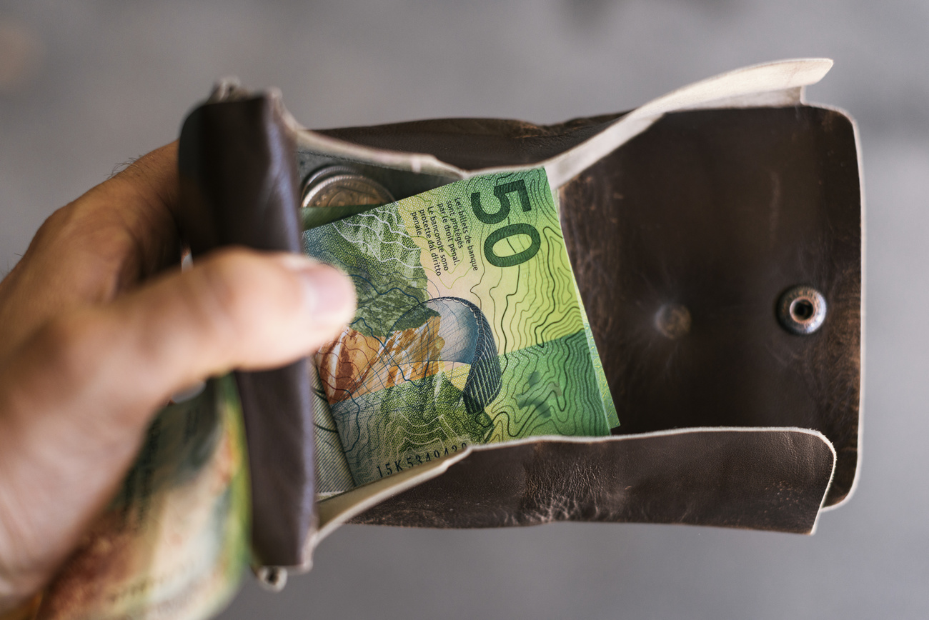 cartera con un billete de 50 francos suizos