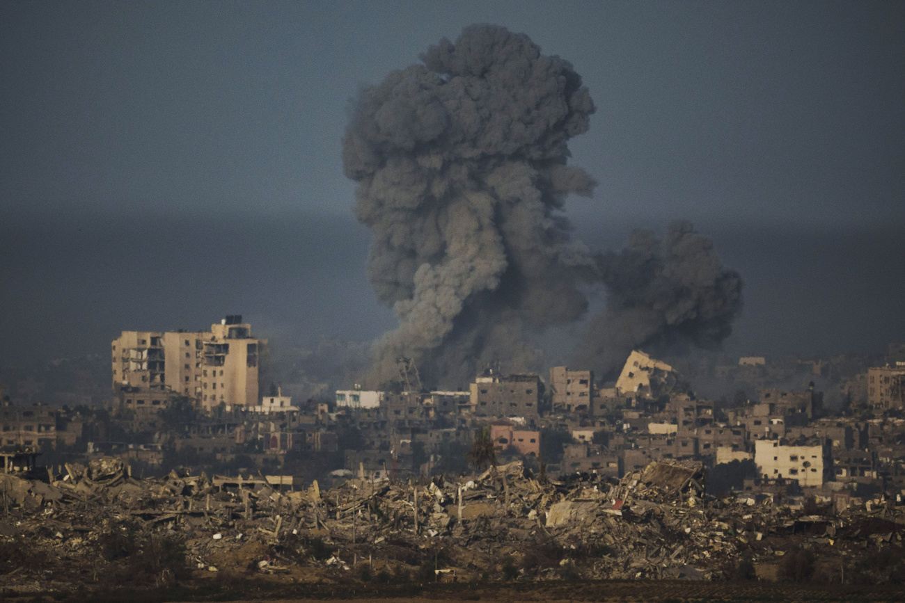 سقوط قنبلة على غزة